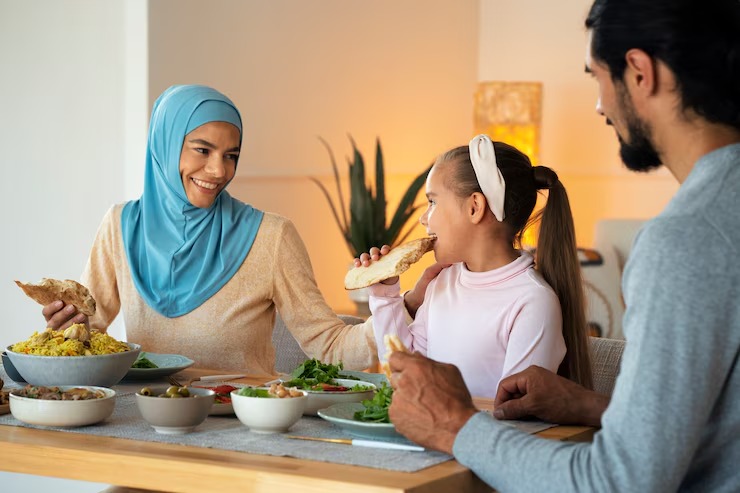 5 Tips Penuhi Asupan Nutrisi Anak saat Puasa