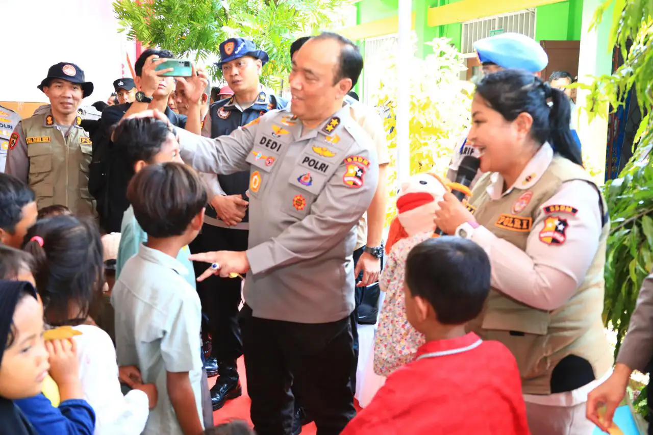 Asisten SDM Kapolri Hibur Anak Korban Banjir Demak
