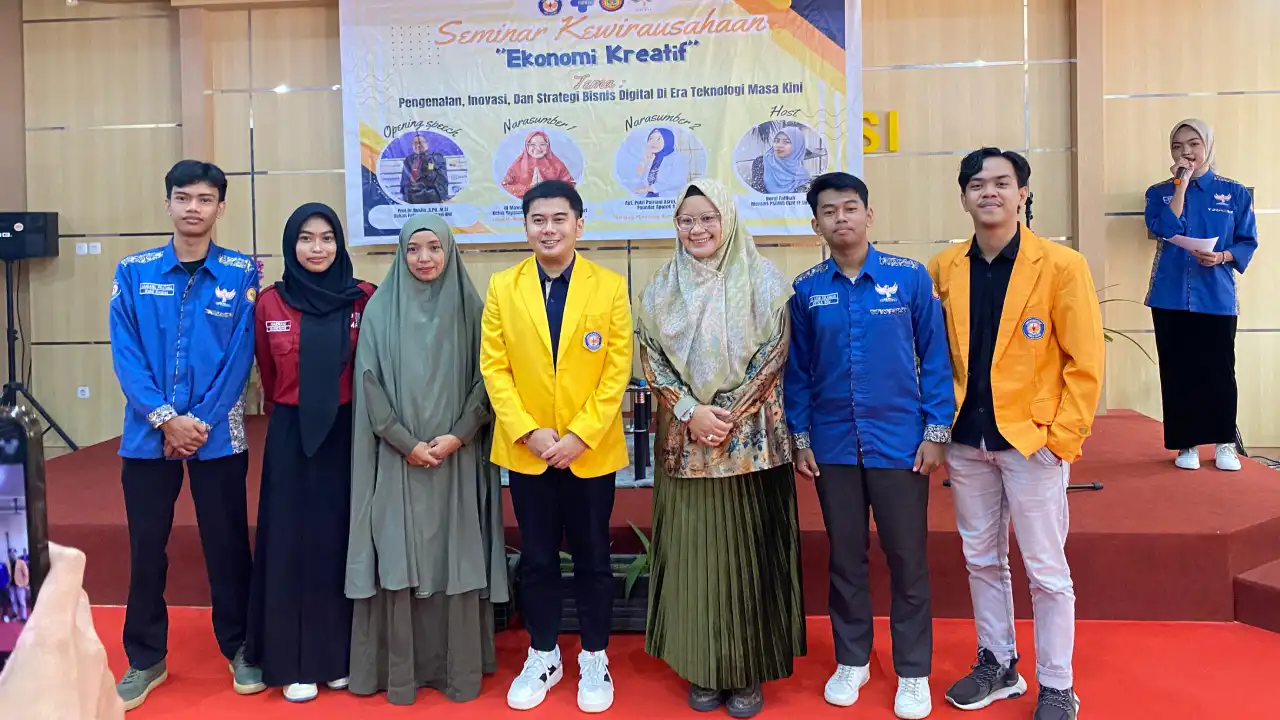 BEM Farmasi UHO Gelar Seminar Kewirausahaan, Dorong Mahasiswa Berbisnis dan Tak Tergantung Kiriman Orang Tua