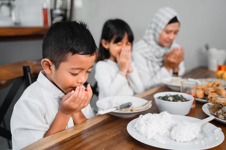 Lakukan Cara Ini Agar Anak Semangat Jalani Puasa Pertama