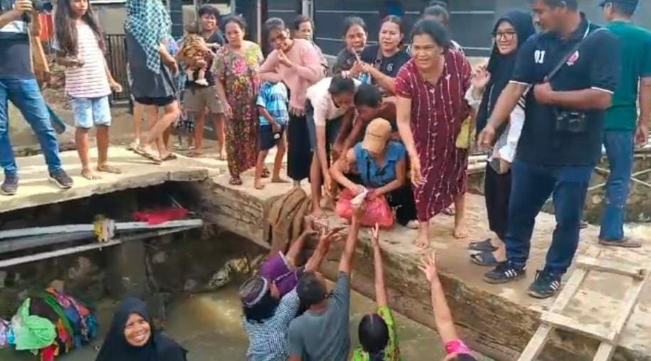 Lukman Abunawas Salurkan Bantuan Korban Banjir di Kendari