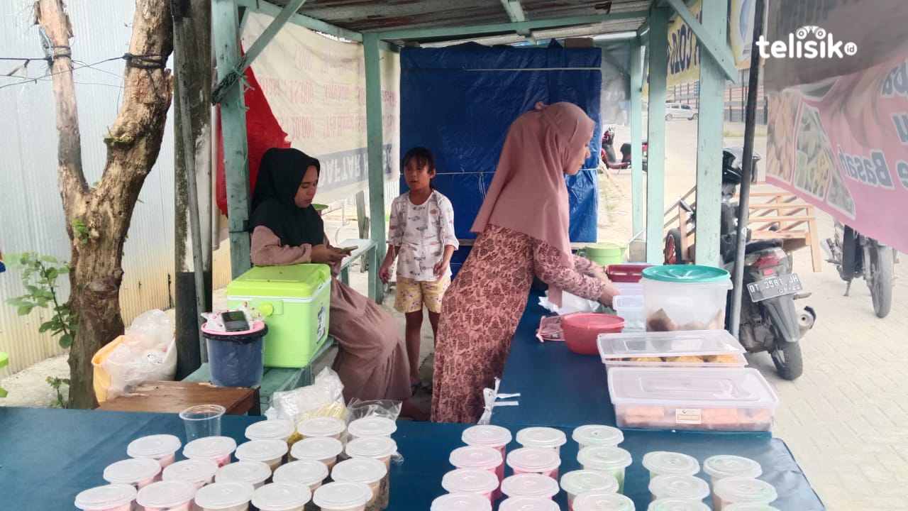 Pakai Resep Tradisional, Lapak Pisang Ijo Ini Bikin Ketagihan