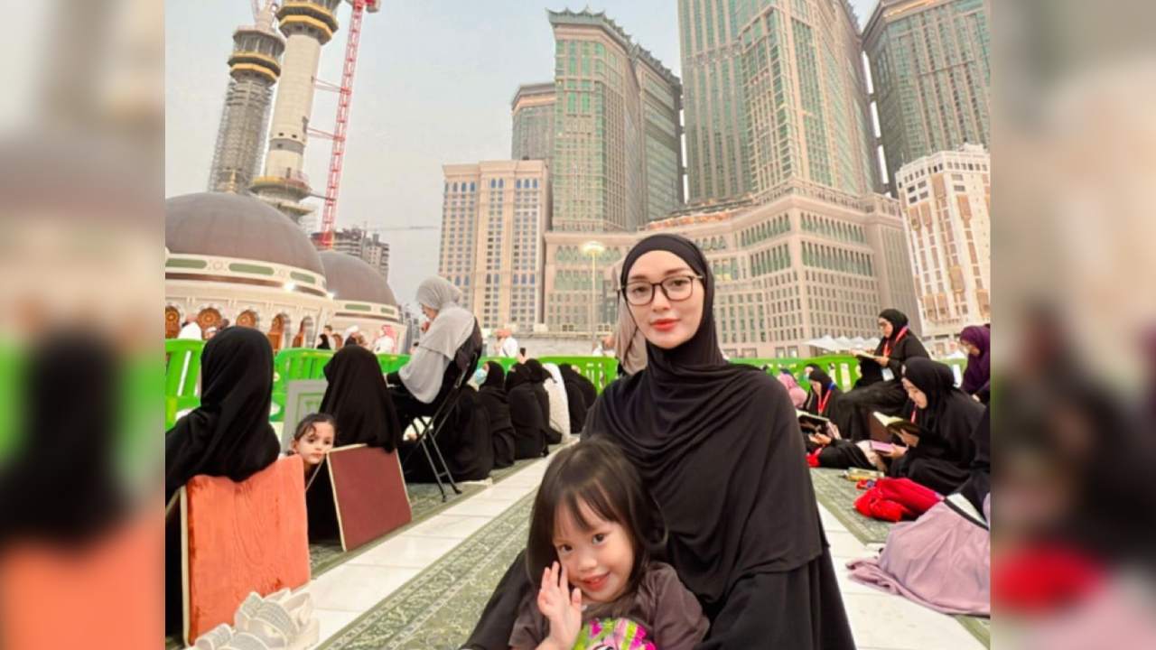 Pesona Cantik Zaskia Gotik Kenakan Hijab
