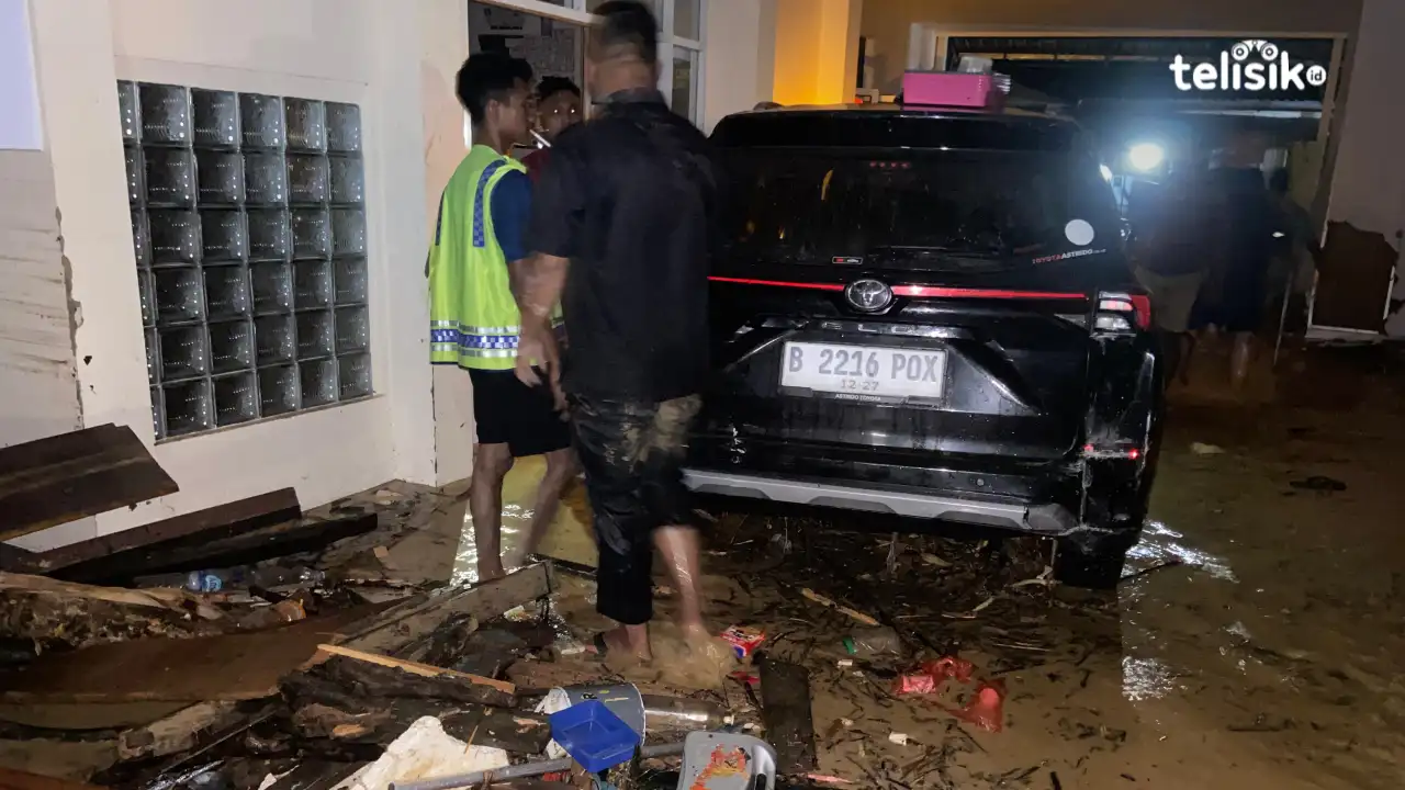 Puluhan Kendaraan Keluarga Pasien Rumah Sakit Santa Ana Terbawa Banjir