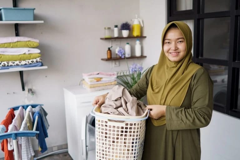9 Cara Jitu Agar Cucian Tak Bau Apek Saat Musim Hujan