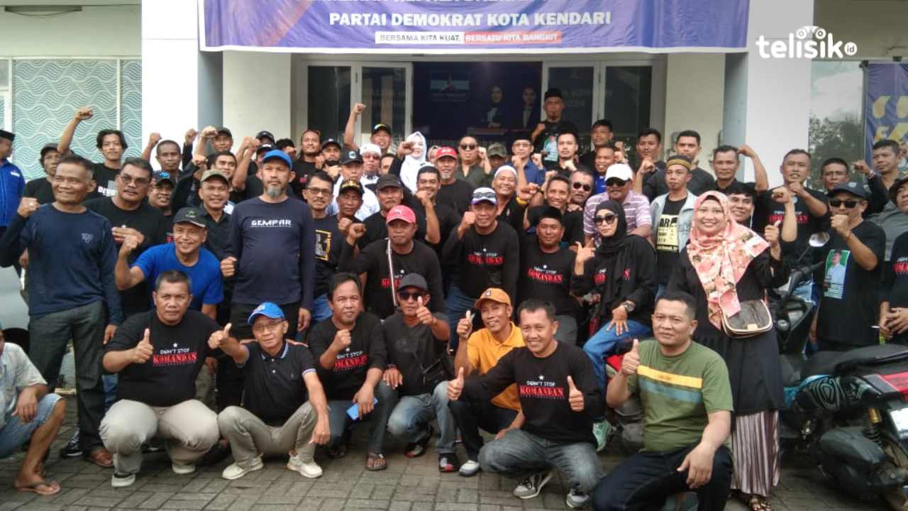 Abdul Rasak Bawa Massa Kembalikan Berkas Pendaftaran ke Demokrat Kendari