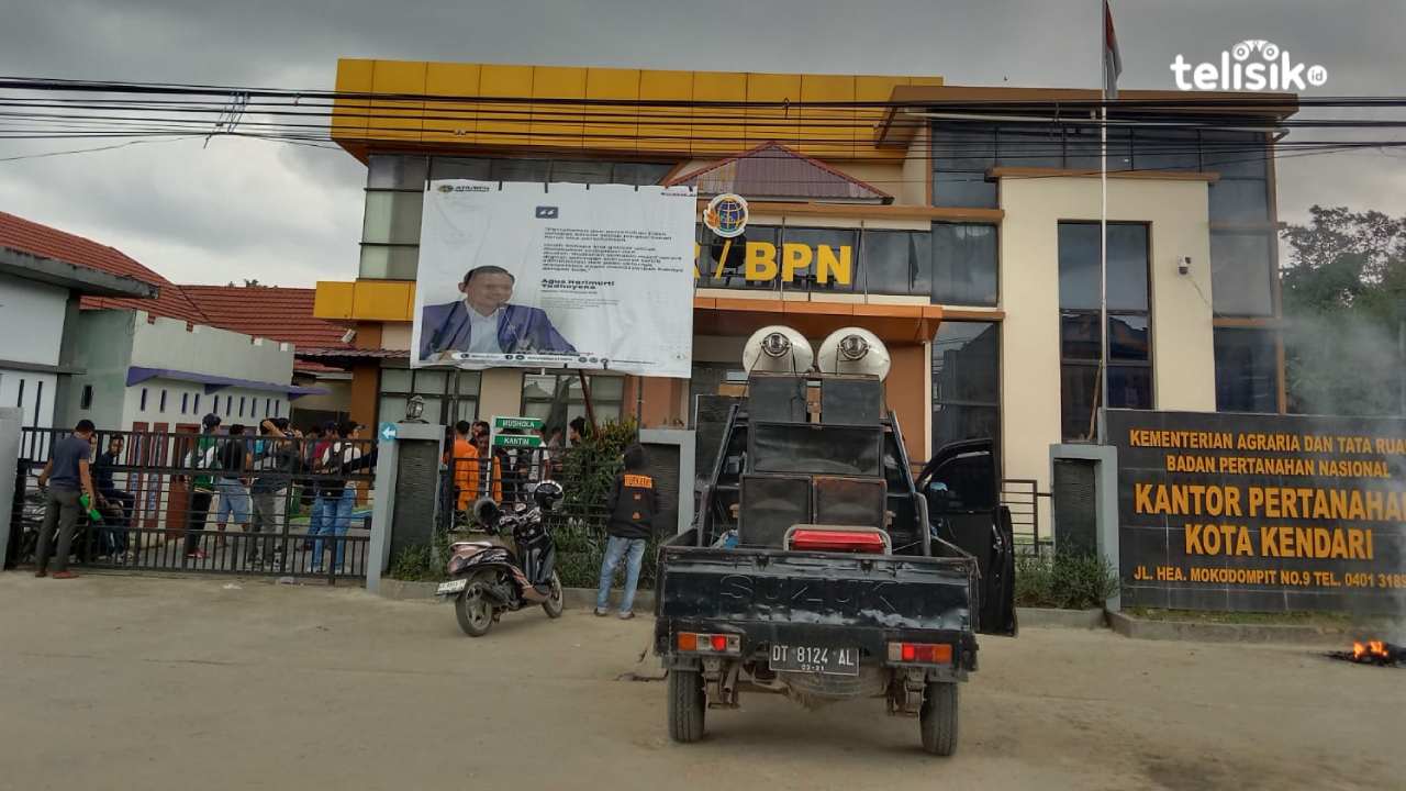 Buntut Penahanan Mahasiswa, Kantor Pertanahan Kendari Digeruduk Massa