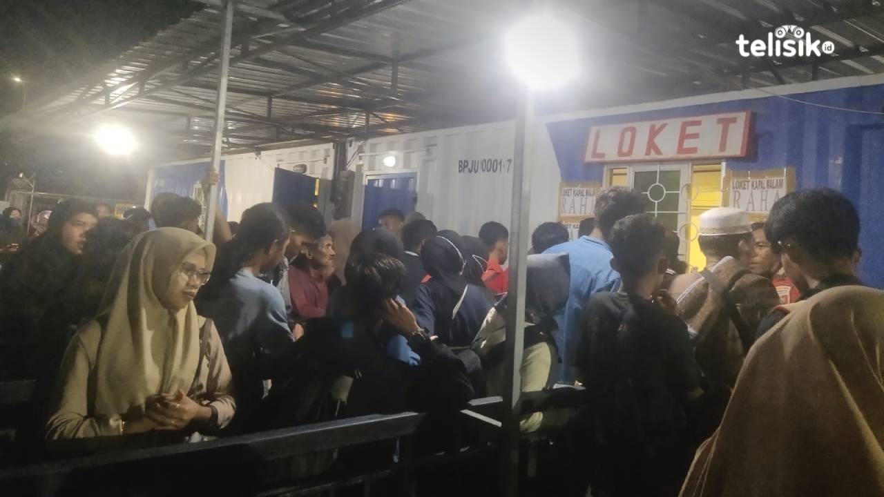 H-2 Lebaran, Penumpang Pelabuhan Kapal Malam Kendari-Raha Tumpah Ruah