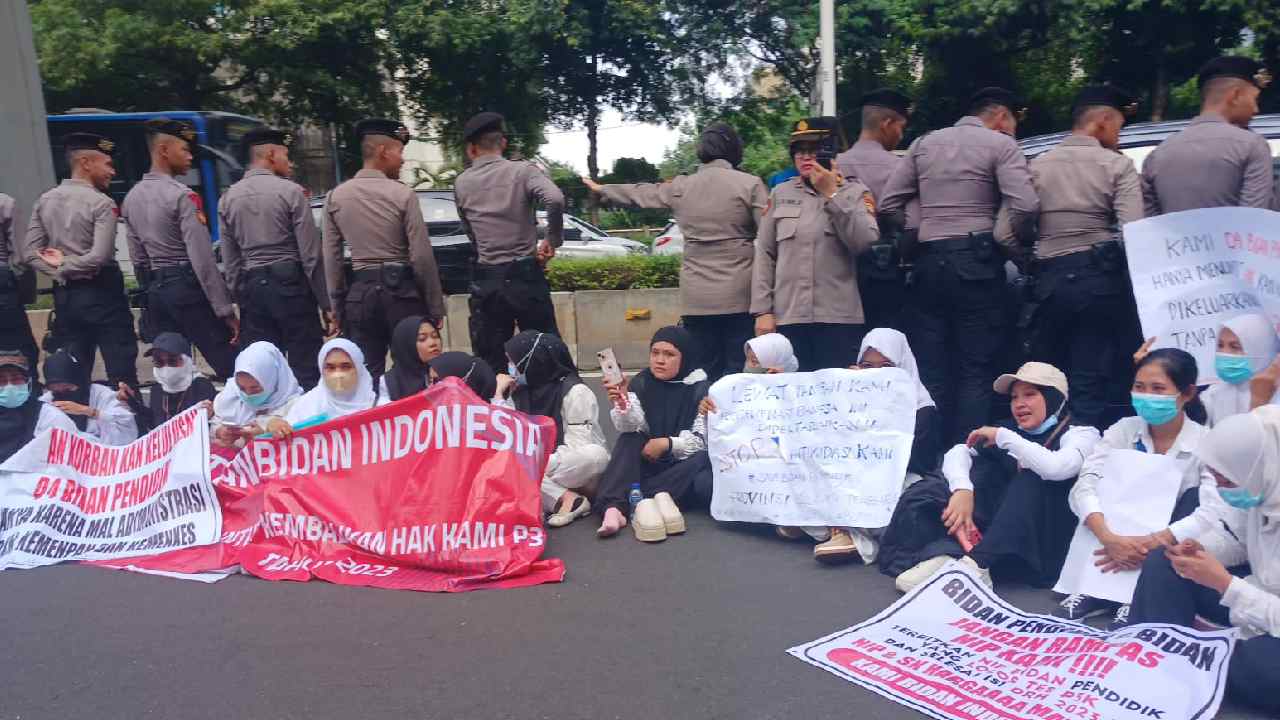 Hugua: Kami Akan Panggil Kementerian Terkait untuk Kepastian Nasib Bidan Pendidik