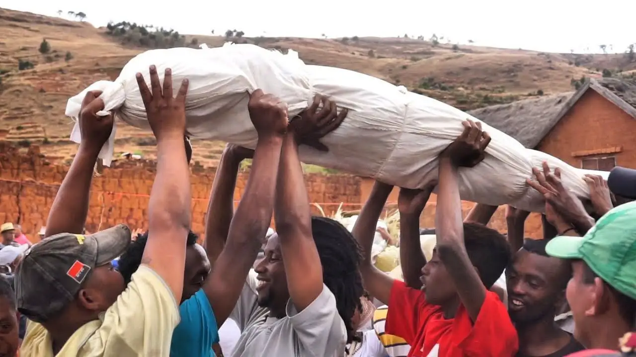 Ritual Menari Bersama Mayat, Tradisi Famadihana di Madagaskar