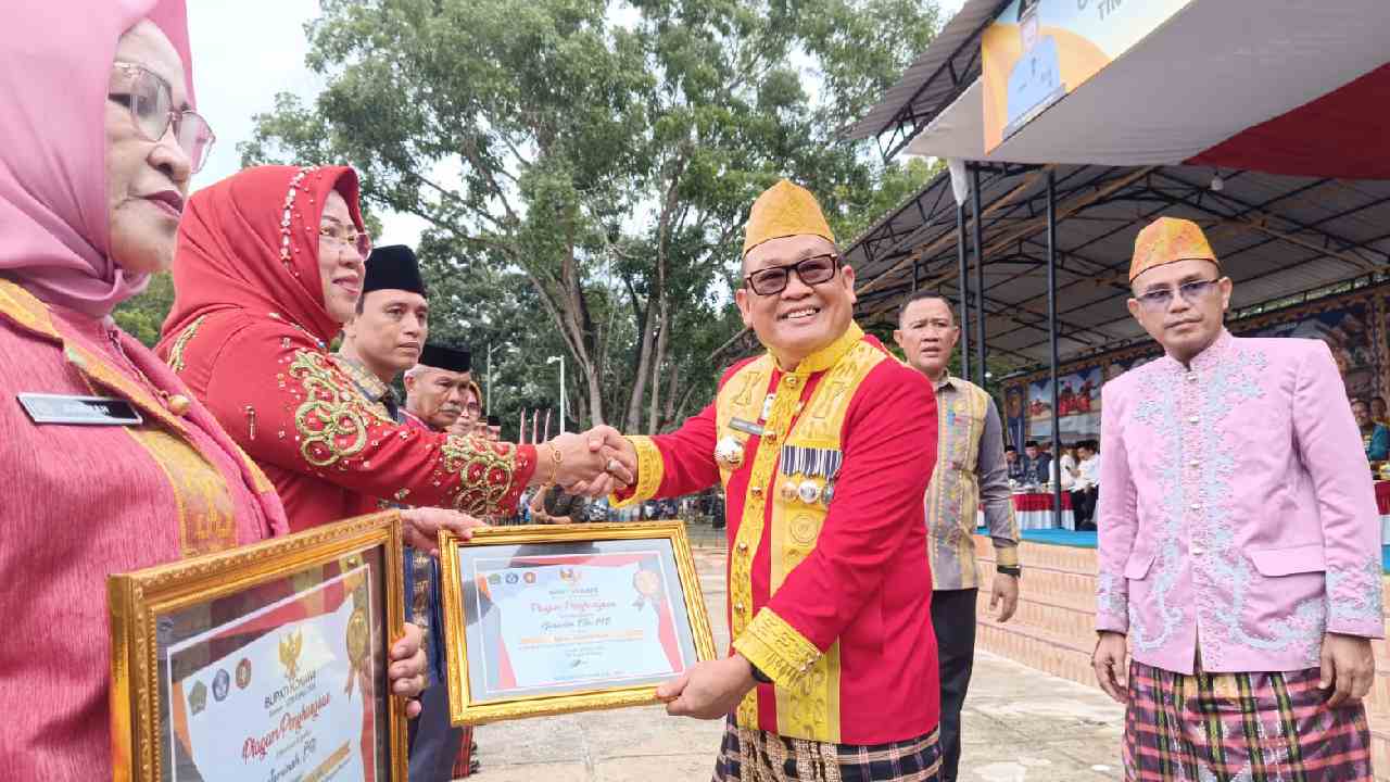 Pemda Konawe Berikan Penghargaan Sejumlah Guru dan Kepala Sekolah