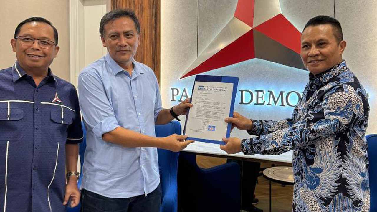 Abdul Rahman Terima Surat Tugas  Partai Demokrat untuk Pilwali Kendari