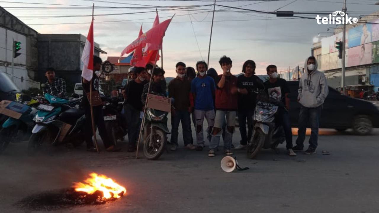 Puluhan Mahasiswa di Kendari Unjuk Rasa Tolak Kenaikan UKT dan IPI
