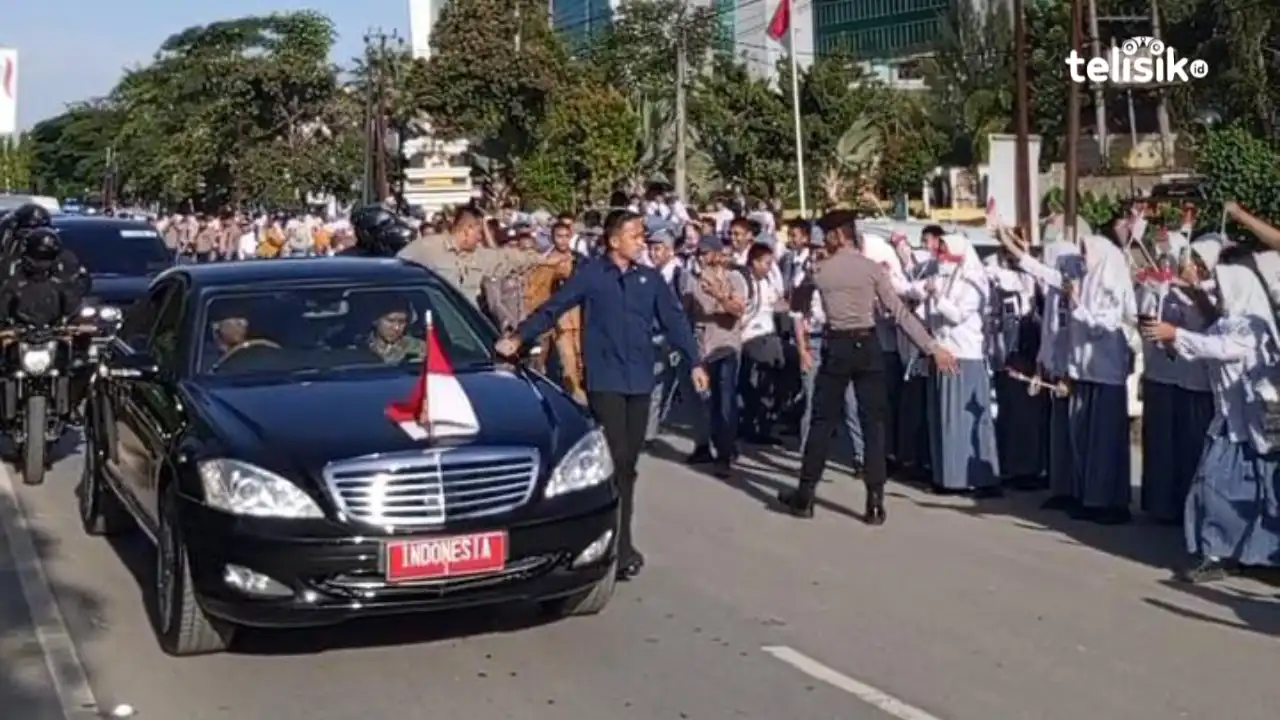Ribuan Siswa SMA di Kota Kendari Berbaris di Jalan Sambut Presiden Jokowi