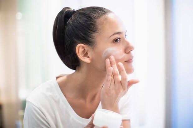 Menjaga Kelembapan Kulit dengan Rutin Menggunakan Moisturizer