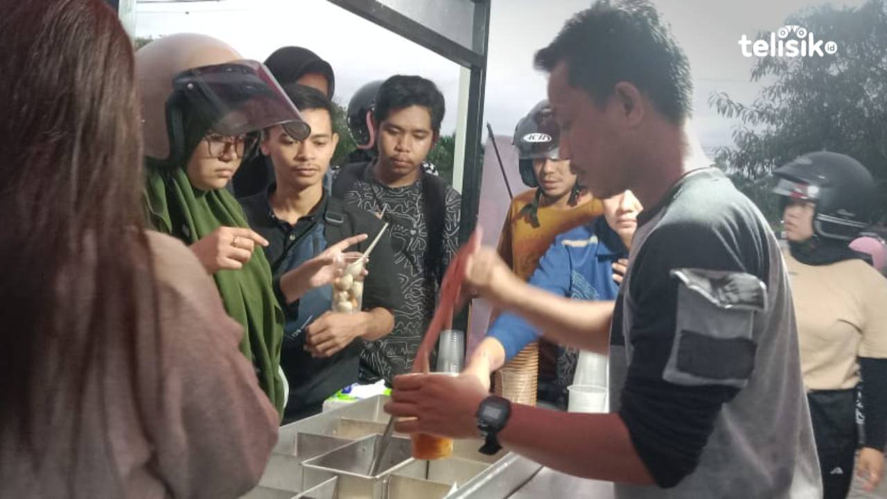 Jajanan Viral di Pinggir Jalan Kota Kendari ini Ramai Pembeli
