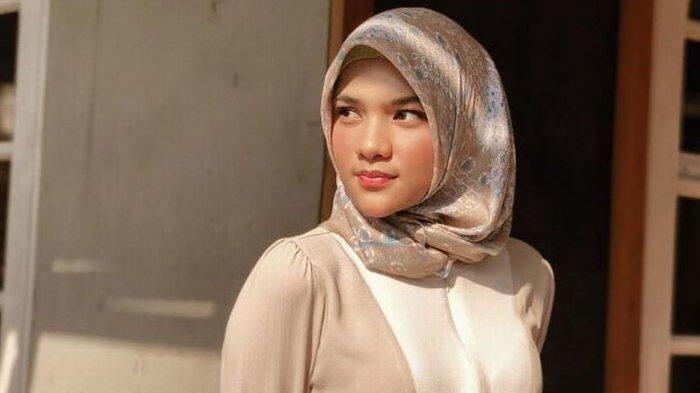 Kisah Davina Karamoy jadi Mualaf, Terketuk Setelah Membaca Surah Al Isra dan Pernah Salat Sebelum Masuk Islam