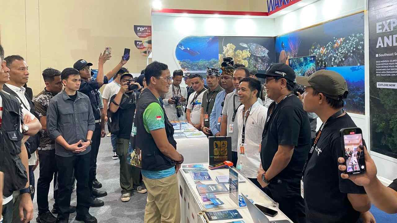 Stand Dispar Sultra Disambangi Menparekraf Sandiaga Uno dan Beri Jempol Operator Wisata