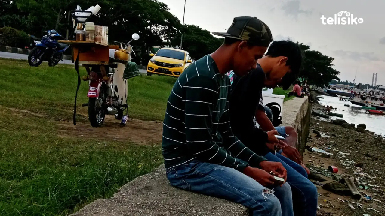 Tongkrongan Asyik di Tepi Teluk Kendari, Keindahan Alam Berpadu dengan Sampah Berserakan