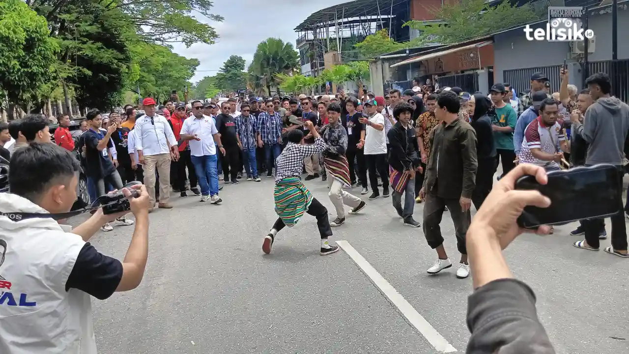 Bapaslon Abdul Razak-Afdal Disambut Ribuan Simpatisan dan Tarian Ewa Muna