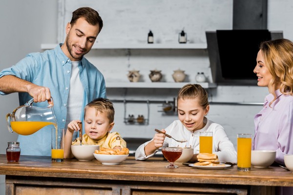 Gaya Diet Orangtua Dapat Bentuk Kebiasaan Makan Anak