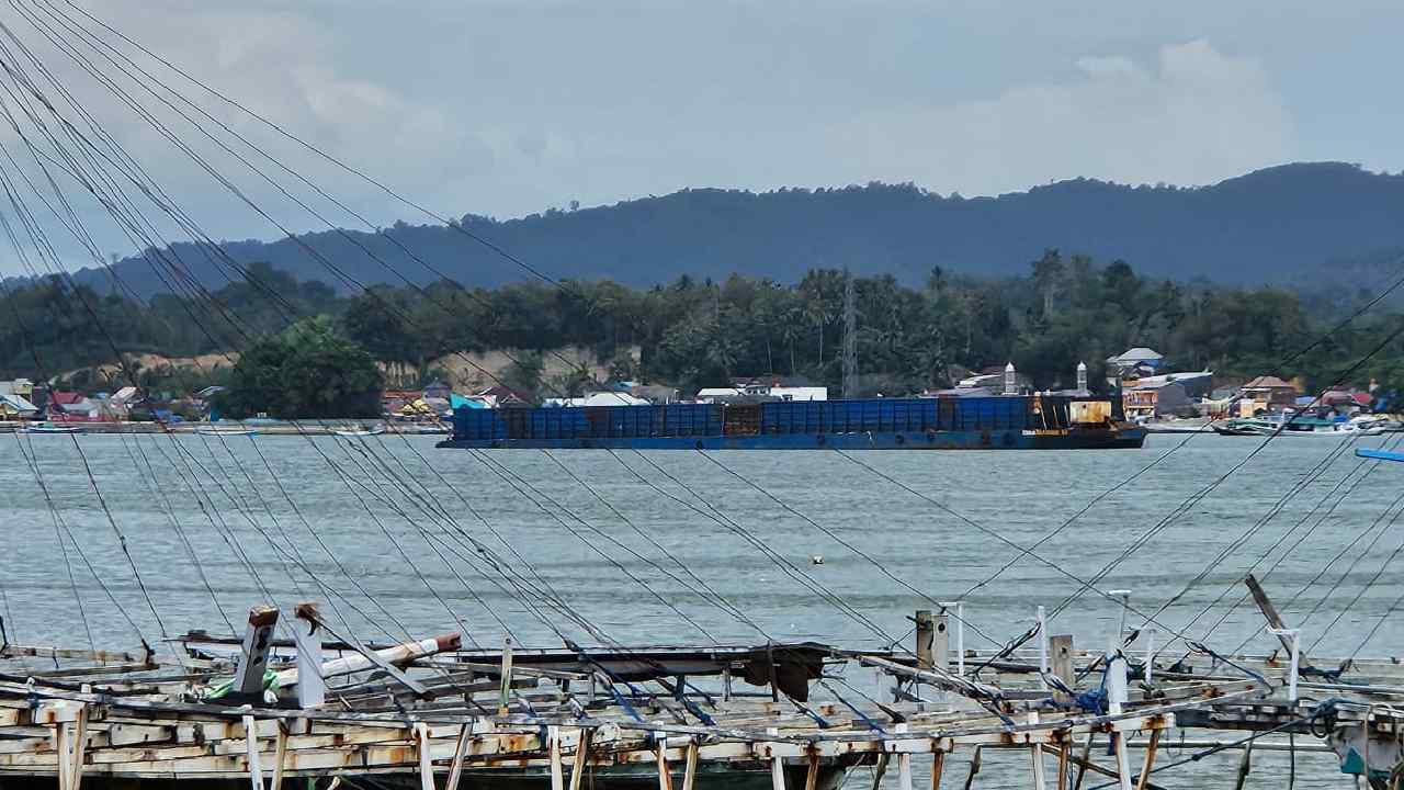 Lanal Kendari Diduga Tahan Tongkang CV UBP dan Tujuh ABK, Kapten Kapal: Dokumen Lengkap