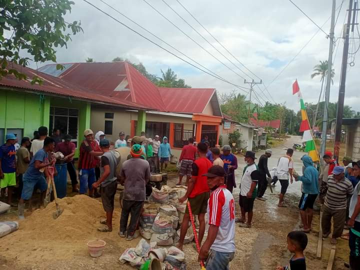 Masyarakat Sukanayo di Pulau Makasar Ramai-Ramai Perbaiki Jalan Rusak dengan Dana Pribadi