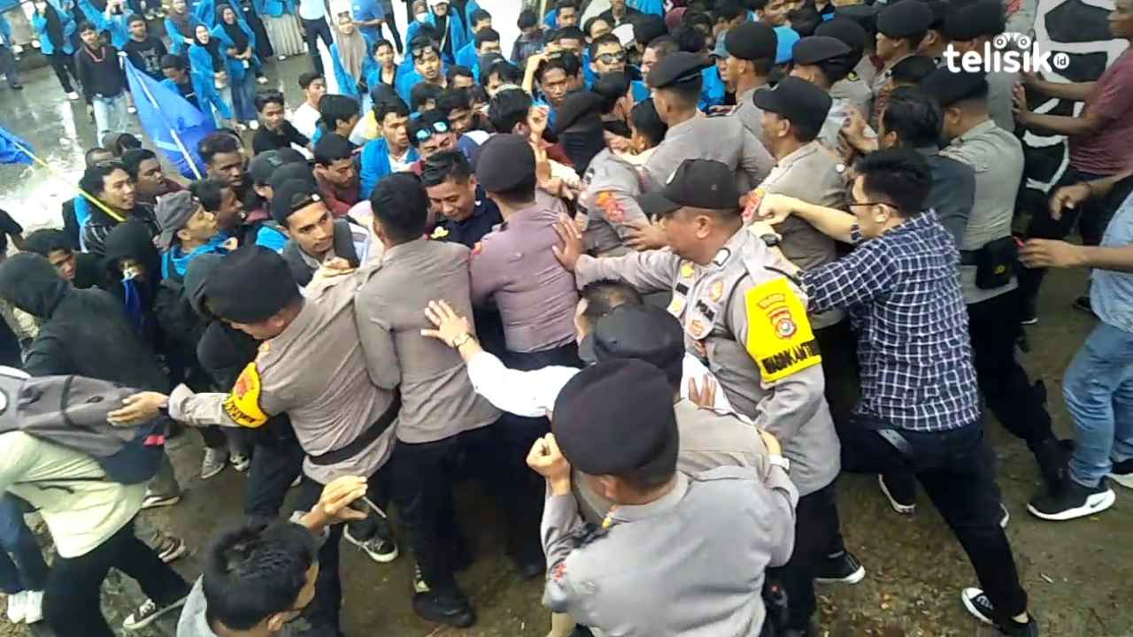 Ratusan Mahasiswa Paksa Masuk Kantor KPU Sulawesi Tenggara Meski Dijaga Polisi
