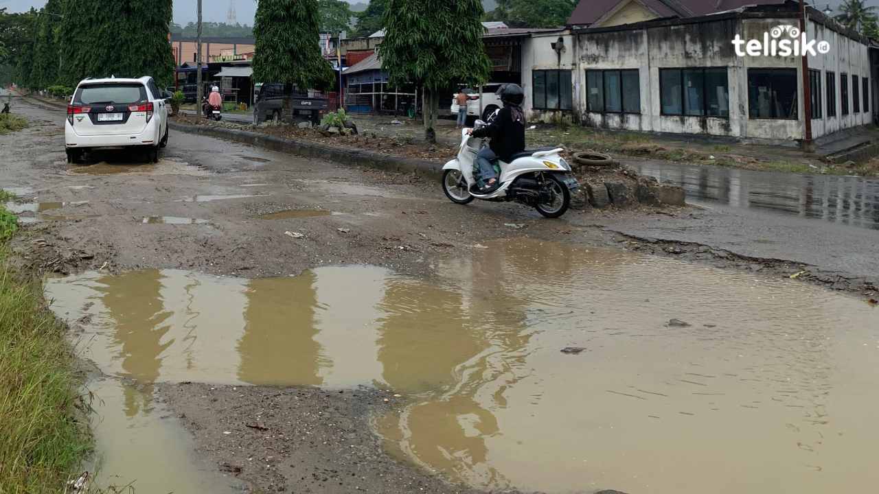 Warga Unaaha Keluhkan Jalan Poros Kolaka-Kendari Tak Kunjung Diperbaiki