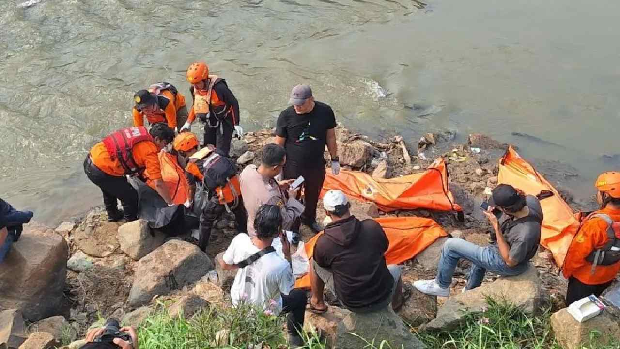 7 Mayat Mengambang di Kali Bekasi Diduga Remaja Korban Tawuran