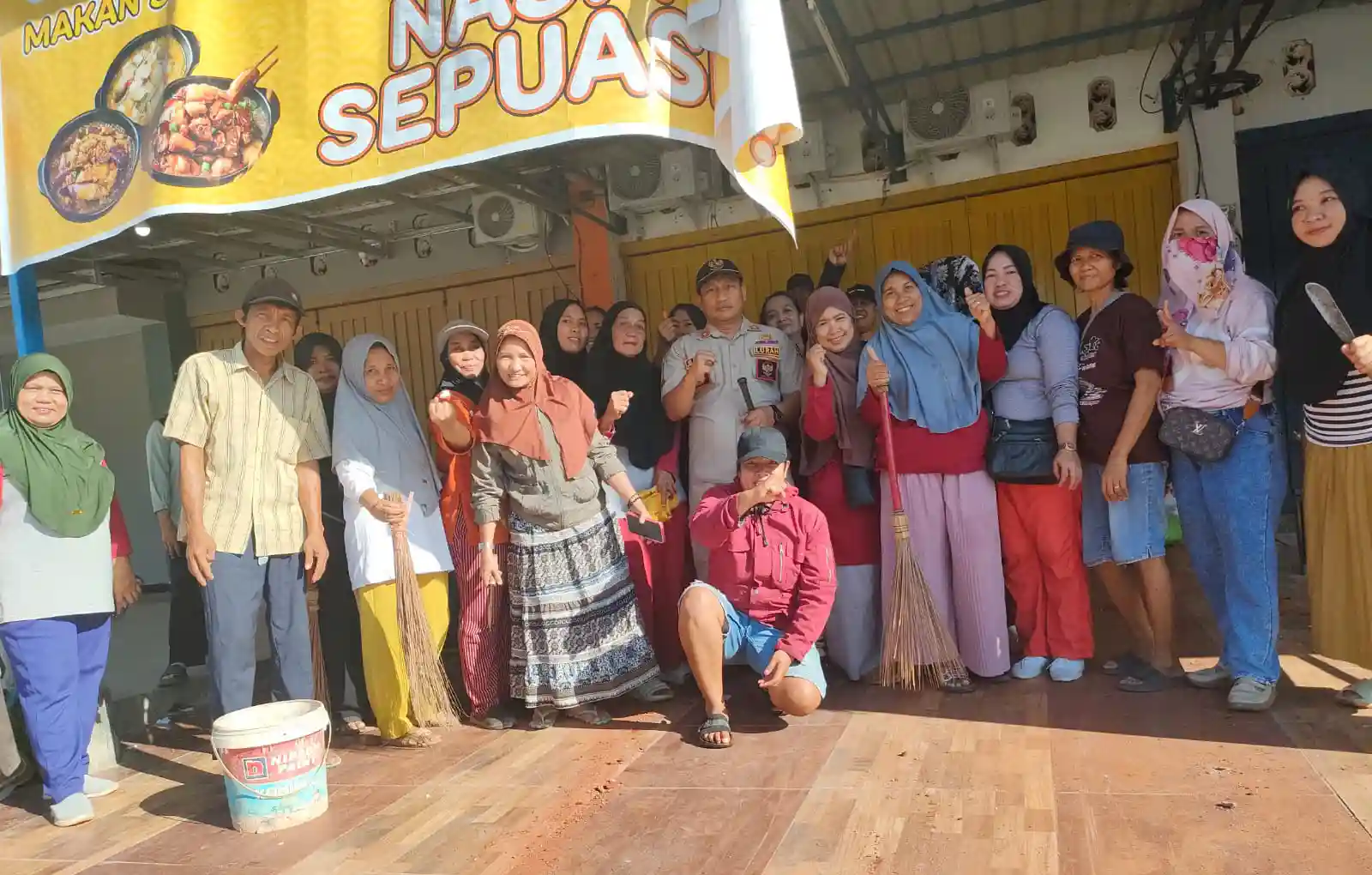 Buang Sampah Sembarangan, Lurah Lahundape Kembalikan Sampah di Depan Pintu Ruko Warga