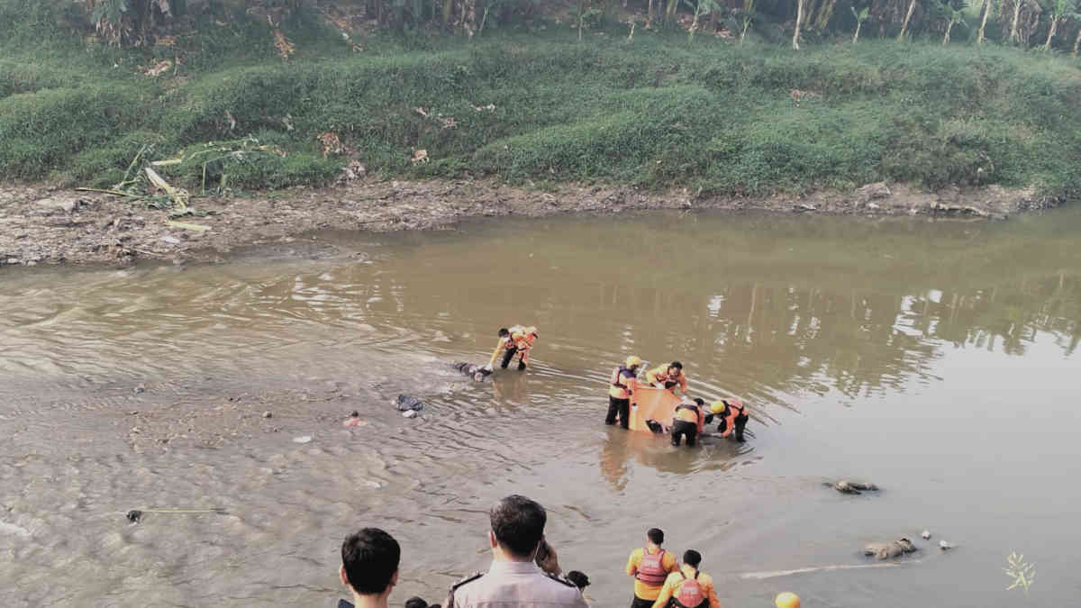 Geger Penampakan 7 Mayat Pria Ditemukan Mengambang di Atas Kali Sudah Bercampur Lumpur