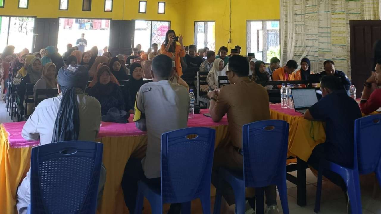 Mahasiswa KKN UHO Bantu Cara Atasi Banjir di Desa Lalonggowuna Konawe