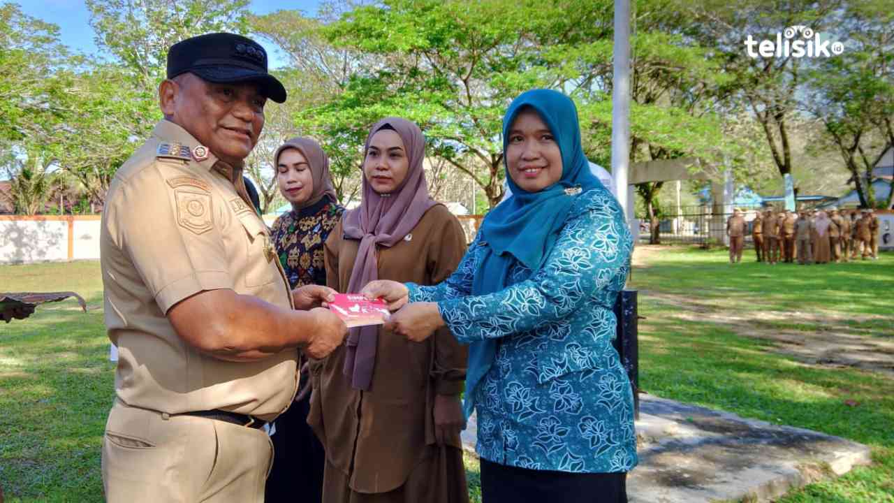 Pemkab Muna Barat Serahkan Biaya Operasional yang Sempat Tertunda pada 406 Kader KB