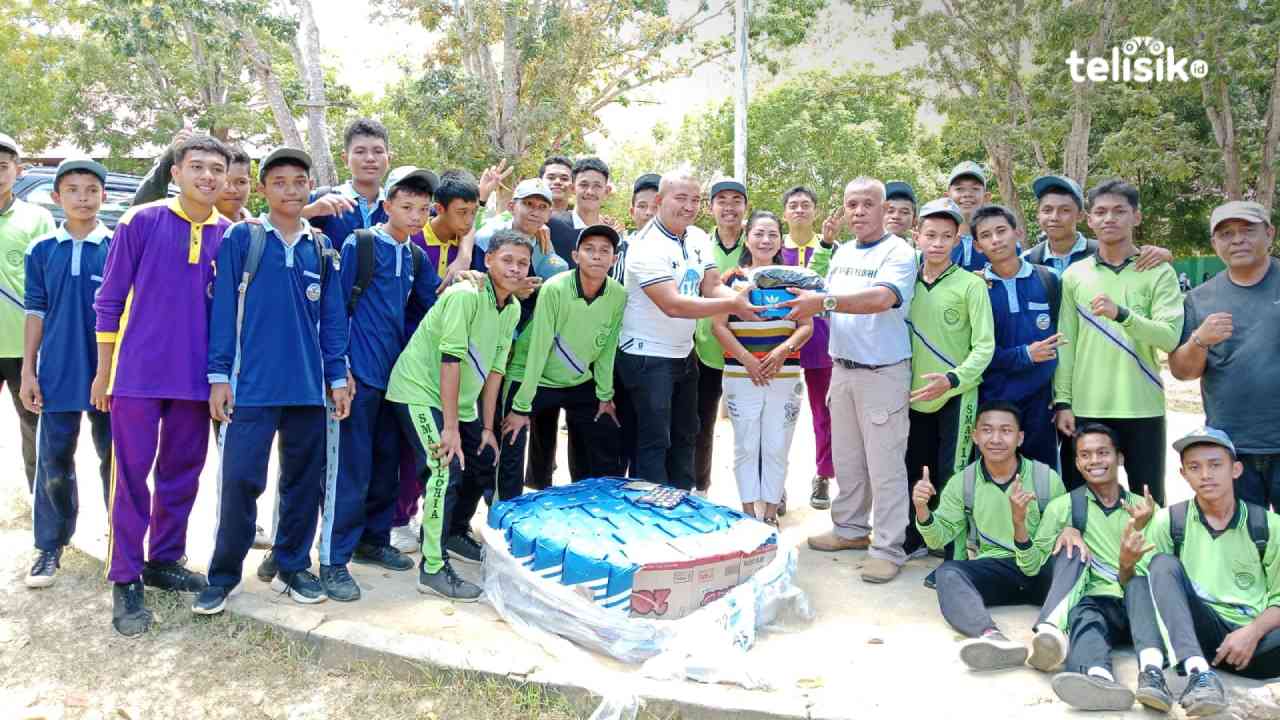 Pengusaha Jakarta Asal Muna Hadiahkan Sepatu ke Pelajar SMAN 1 Lohia Peserta Tri Lomba Juang