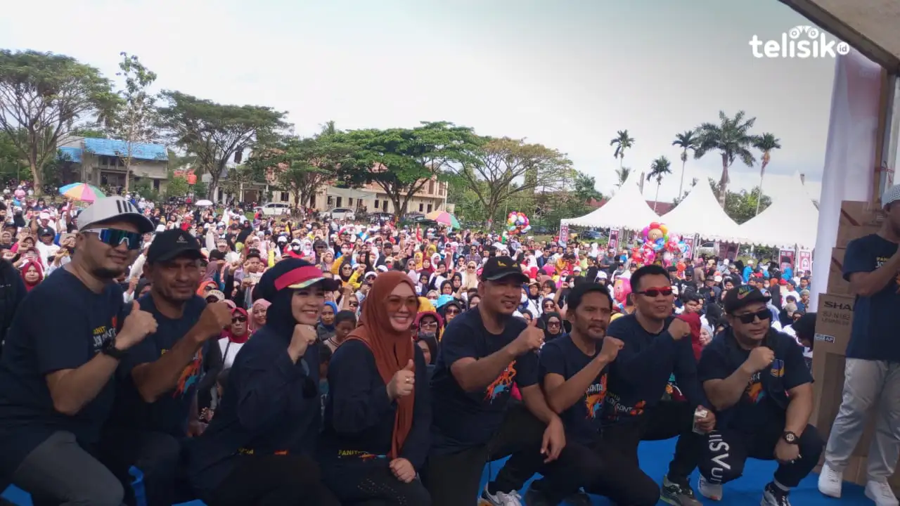 Ribuan Masyarakat Kota Kendari Ikuti Jalan Santai SKI-Sudirman, Ada Hadiah 3 Unit Motor
