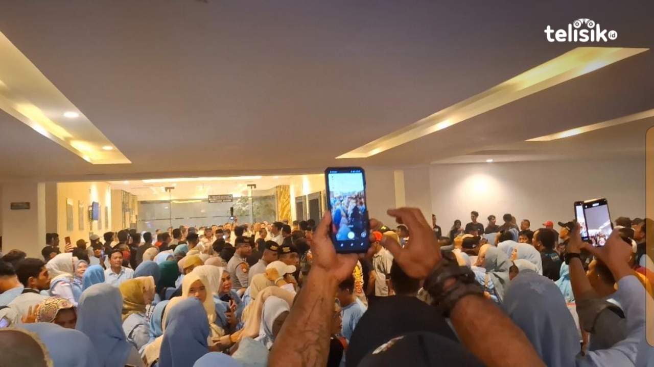 Simpatisan Paslon Gubernur - Wakil Gubernur Sulawesi Tenggara Saling Balas Teriakan Dukungan