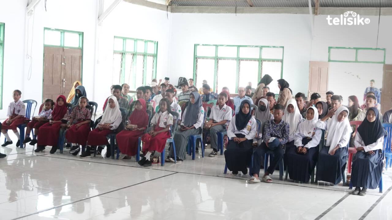 Siswa di Buton Selatan Dapat Bantuan Perlengkapan Sekolah dan Obat-obatan