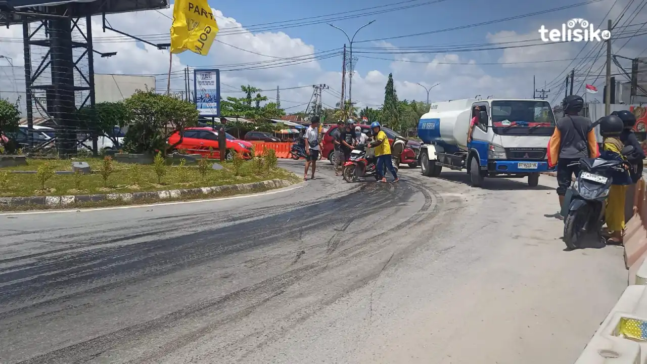 Tumpahan Oli dari Truk Berhamburan di Jalan Kendari, Bikin Pengendara Tergelincir