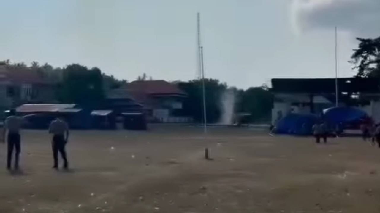 Angin Puting Beliung Terjang Lapangan Ambeua Wakatobi