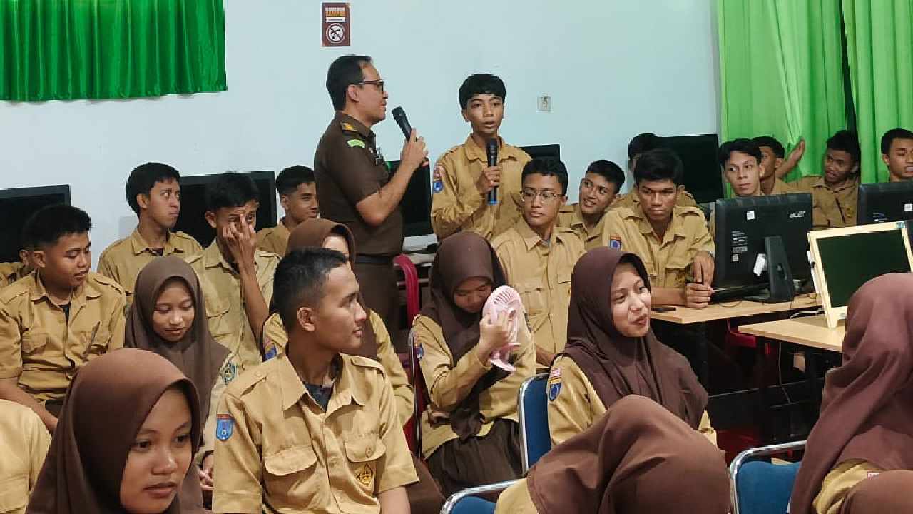 Jaksa Masuk Sekolah: Siswa SMAN 2 Kendari Diingatkan Dampak Media Sosial dan Narkotika