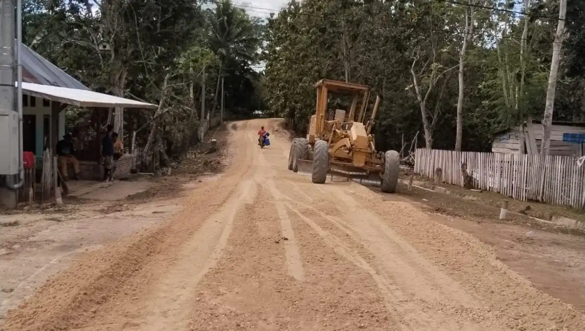 Jalan Menuju Pabrik Jagung dan Dua Ruas Jalan di Kabawo Tuntas Tahun Ini
