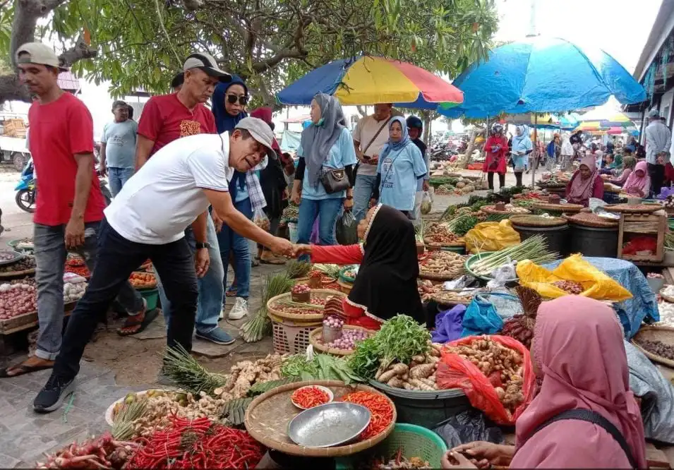 Paslon ASR-Hugua Blusukan ke Pasar, Pedagang Minta Rakyat Kecil Diperhatikan