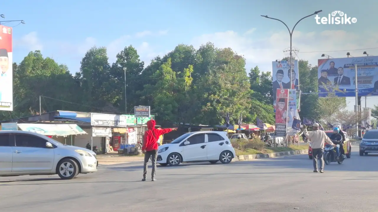 Sejumlah Remaja di Kendari jadi Pengatur Lalu Lintas Dadakan