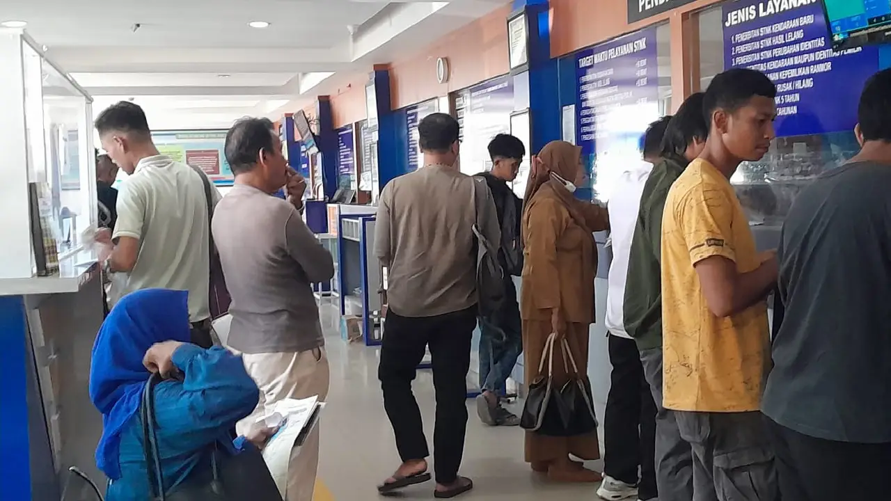 Manfaatkan Pemutihan Denda Pajak dan Bea Balik Nama Kendaraan, Warga Padati Kantor Samsat Kendari