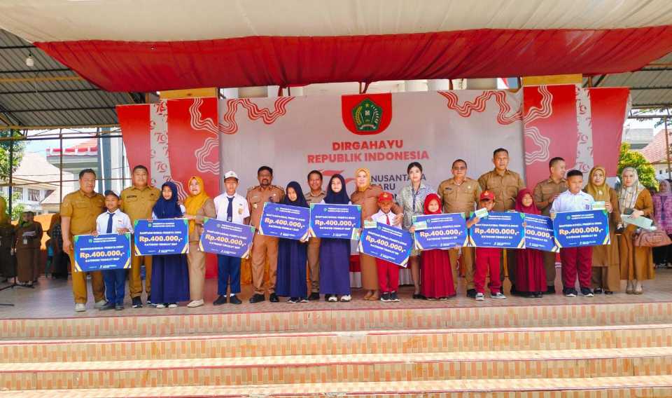 Pemkab Konawe Beri Bantuan Sosial kepada 300 Siswa SD dan SMP
