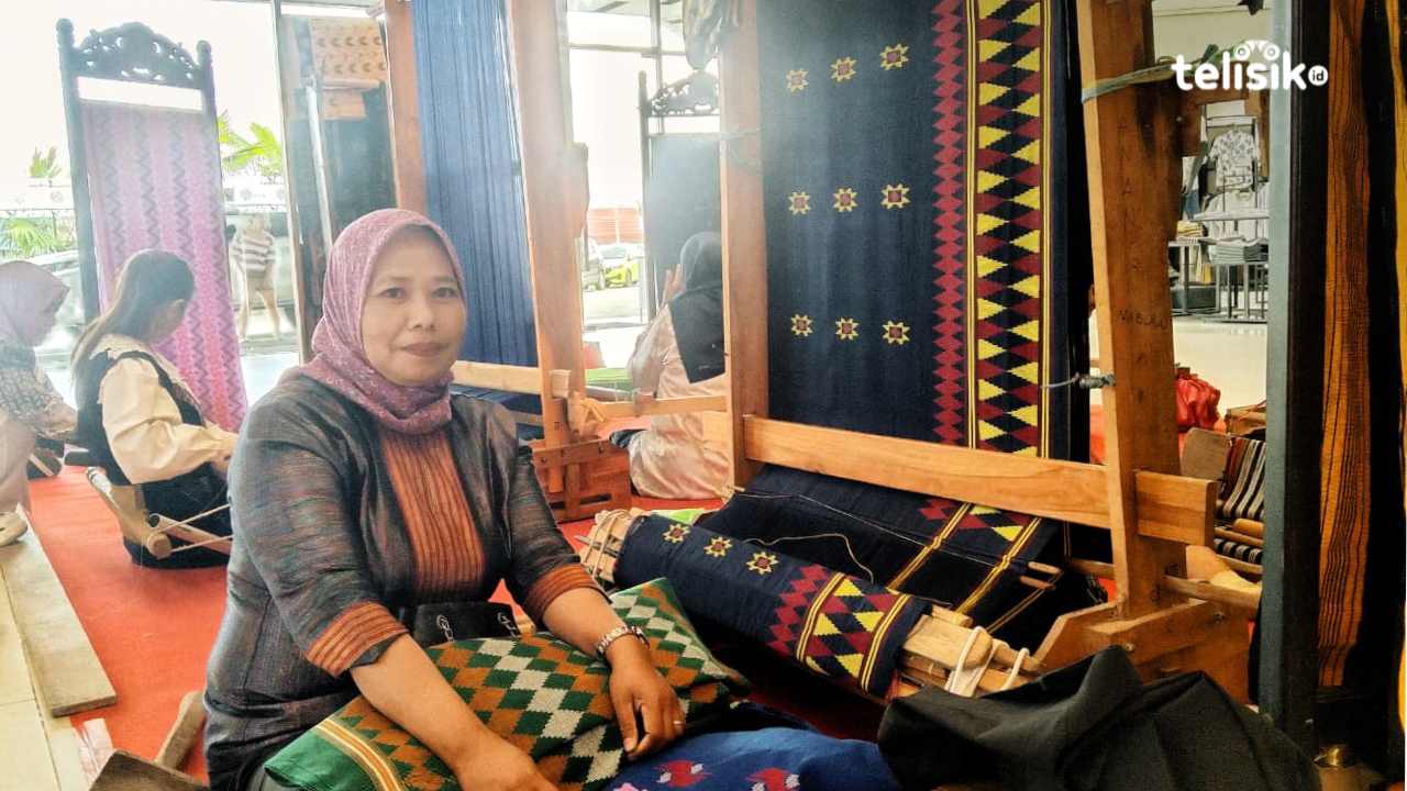 Pengrajin Tenun Tradisional di Muna Pertahankan Warisan Budaya Lewat Karya Kreatif