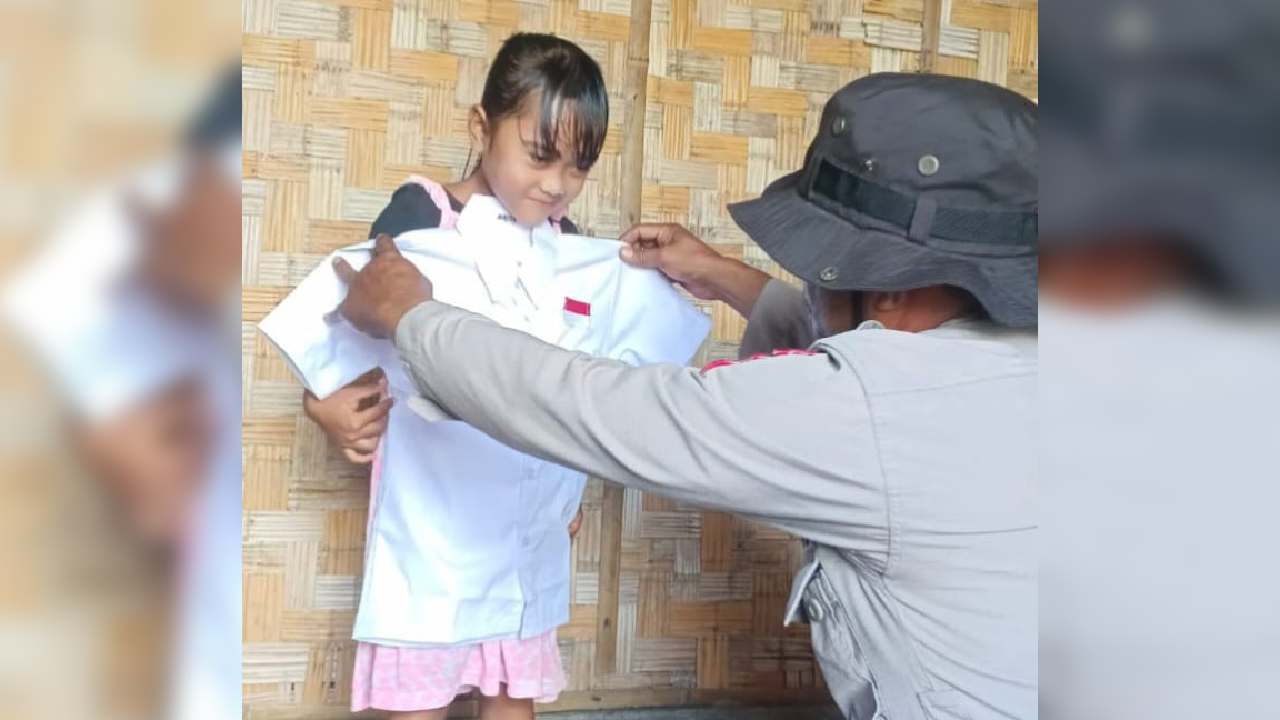 Personel Polri Aiptu Mardiyanto Berikan Seragam Sekolah Anak Nelayan Desa Bajo Buton
