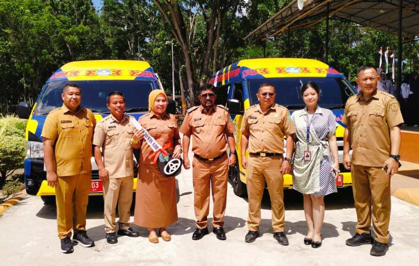 Pj Bupati Konawe Serahkan 2 Unit Bus Sekolah ke Dinas Pendidikan dan Kebudayaan