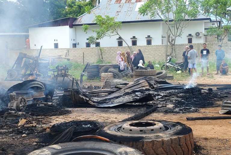 Berselang Sejam Dua Bangunan Terbakar di Desa Lalonggolosua Kolaka, Satu Rumah Korban Terkunci dari Luar